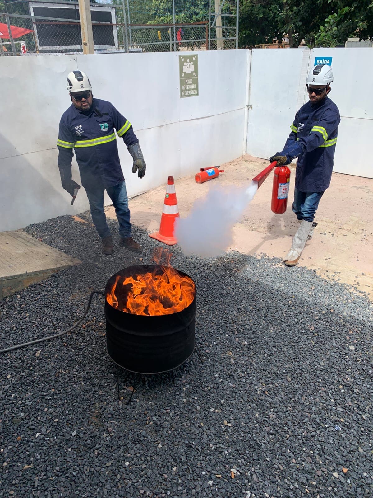 Treinamento de combate a incêndio com extintor na FB