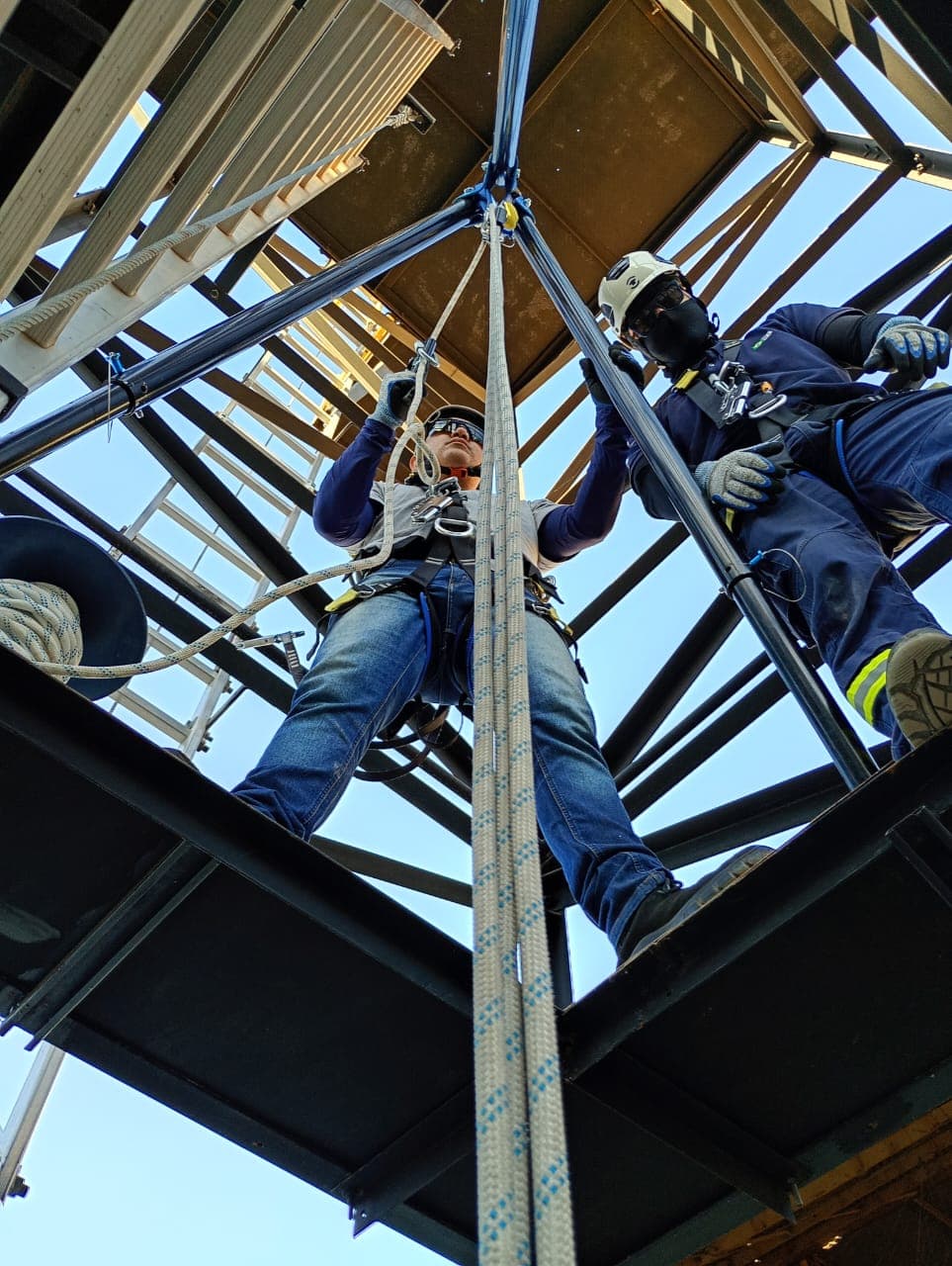 Alunos operando sistema de cordas de resgate em espaço confinado na torre FB